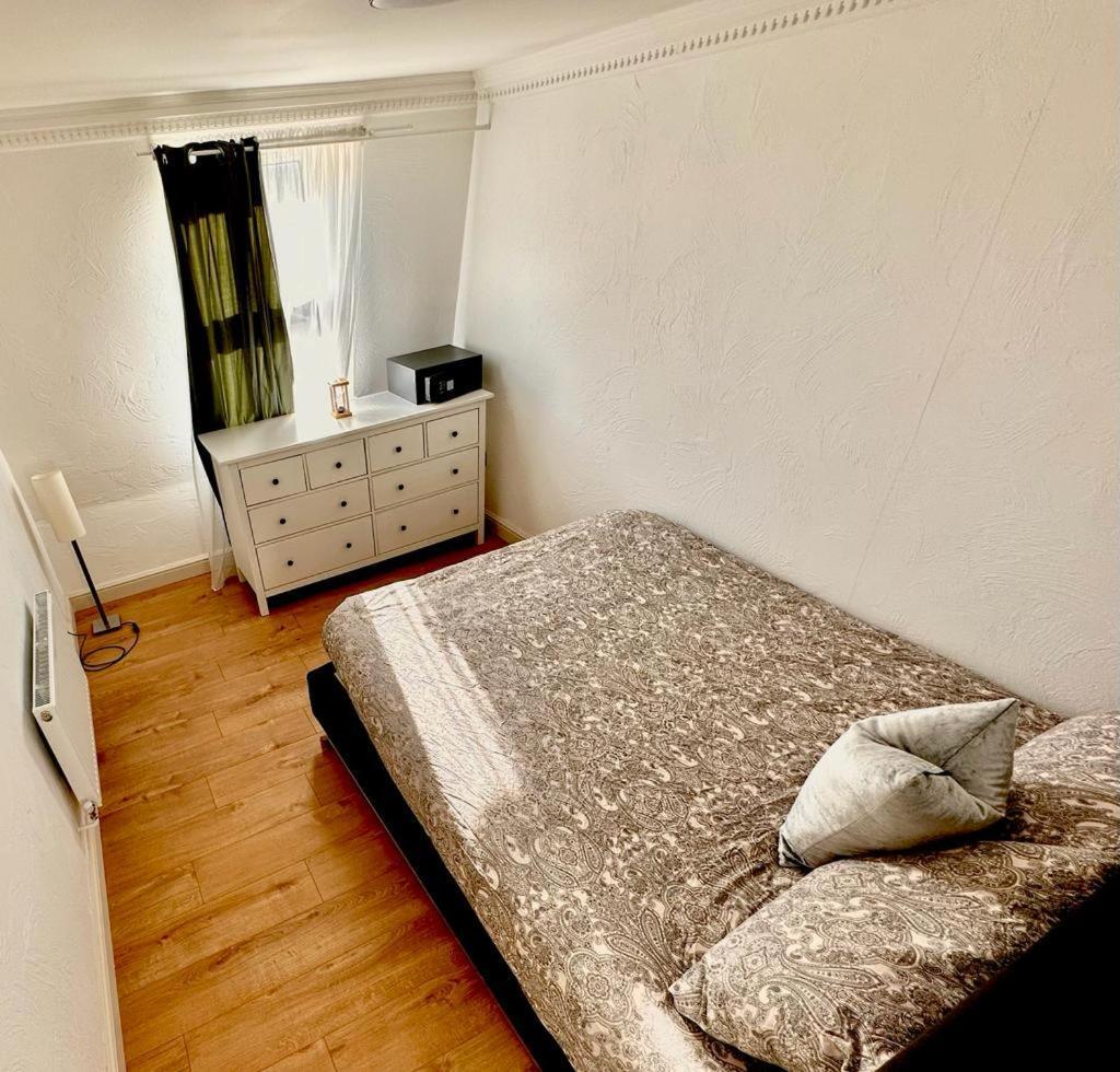 Flat 5 - In Aldgate *